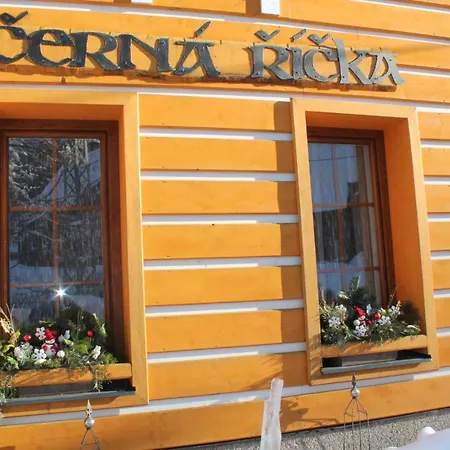 Cerna Ricka Desná